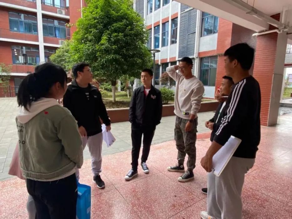 溶江中学校园开展管制刀具等危险品排查活动